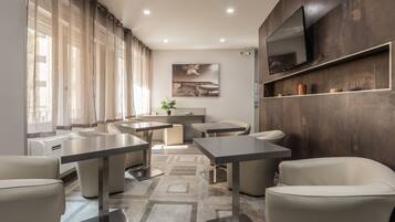 Deluxe Single Room | Lobby sitting area