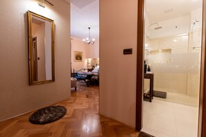 ห้องดีลักซ์ดับเบิล | มินิบาร์, ตู้นิรภัยในห้องพัก, ห้องพักตกแต่งอย่างมีเอกลักษณ์