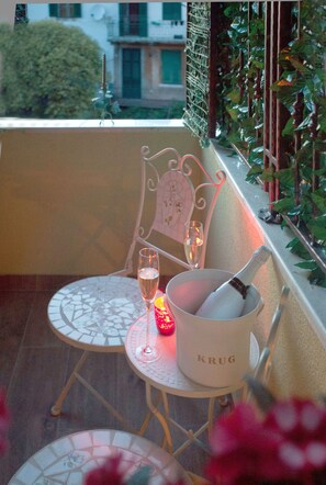 Kahden hengen deluxe-huone, parveke | Terassi/patio