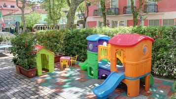 Área de juegos infantiles al aire libre
