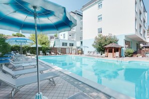 야외 수영장, 08:30 ~ 19:30 오픈, 일광욕 의자