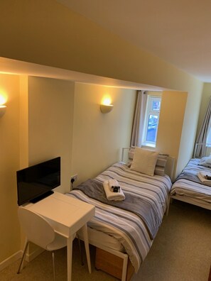 Cute and Relaxing Single Room | Een bureau, een laptopwerkplek, een strijkplank/strijkijzer, gratis wifi