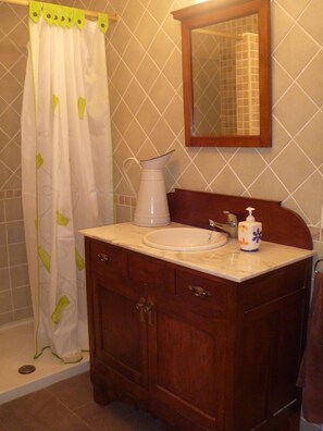 Dusj, regndusjhode og håndklær