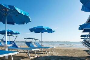 Una spiaggia nelle vicinanze