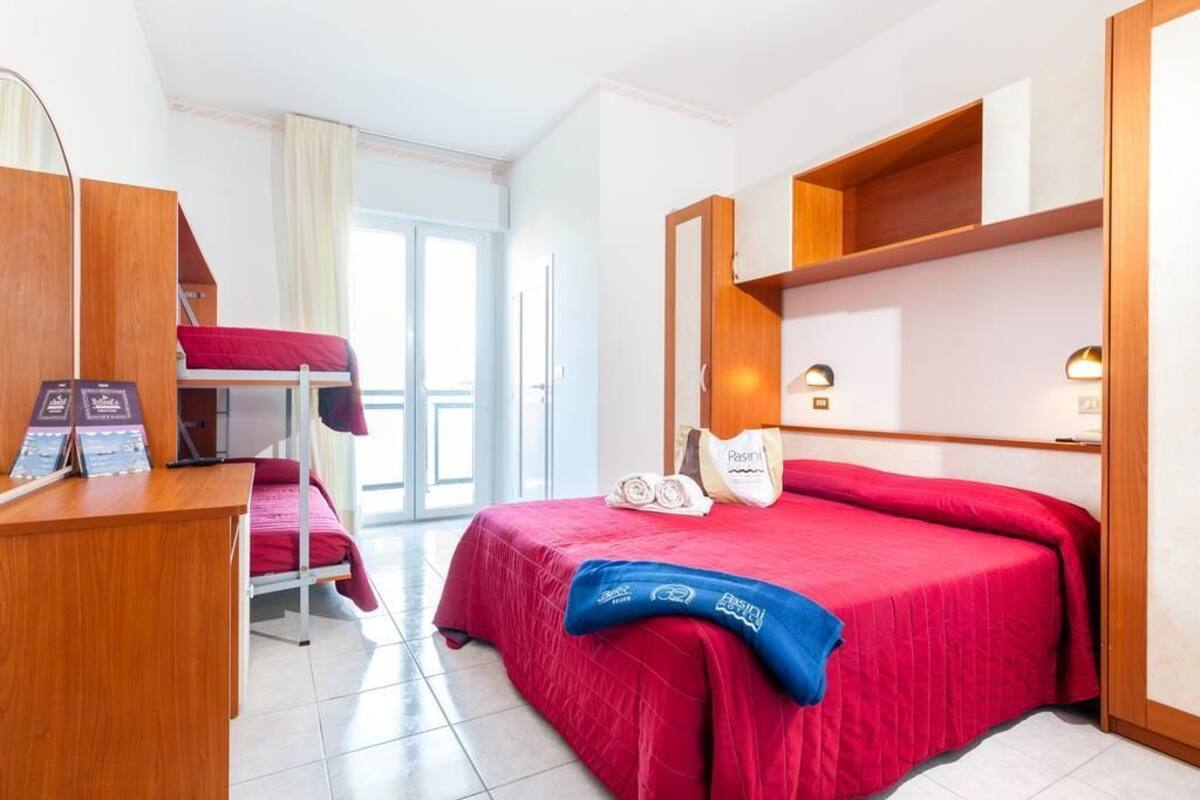 Family Quadruple Room | In-room safe, desk, cribs (free), WiFi (free)