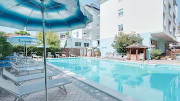 Ulkouima-allas avoinna 8.30–19.30, aurinkotuoleja