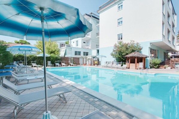 Piscina all'aperto, con ingresso dalle 08:30 alle 19:30, lettini