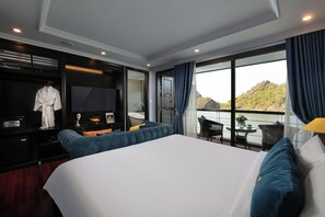 Premium bedding, minibar, in-room safe, desk - Le Theatre Cruise (Ha Long)