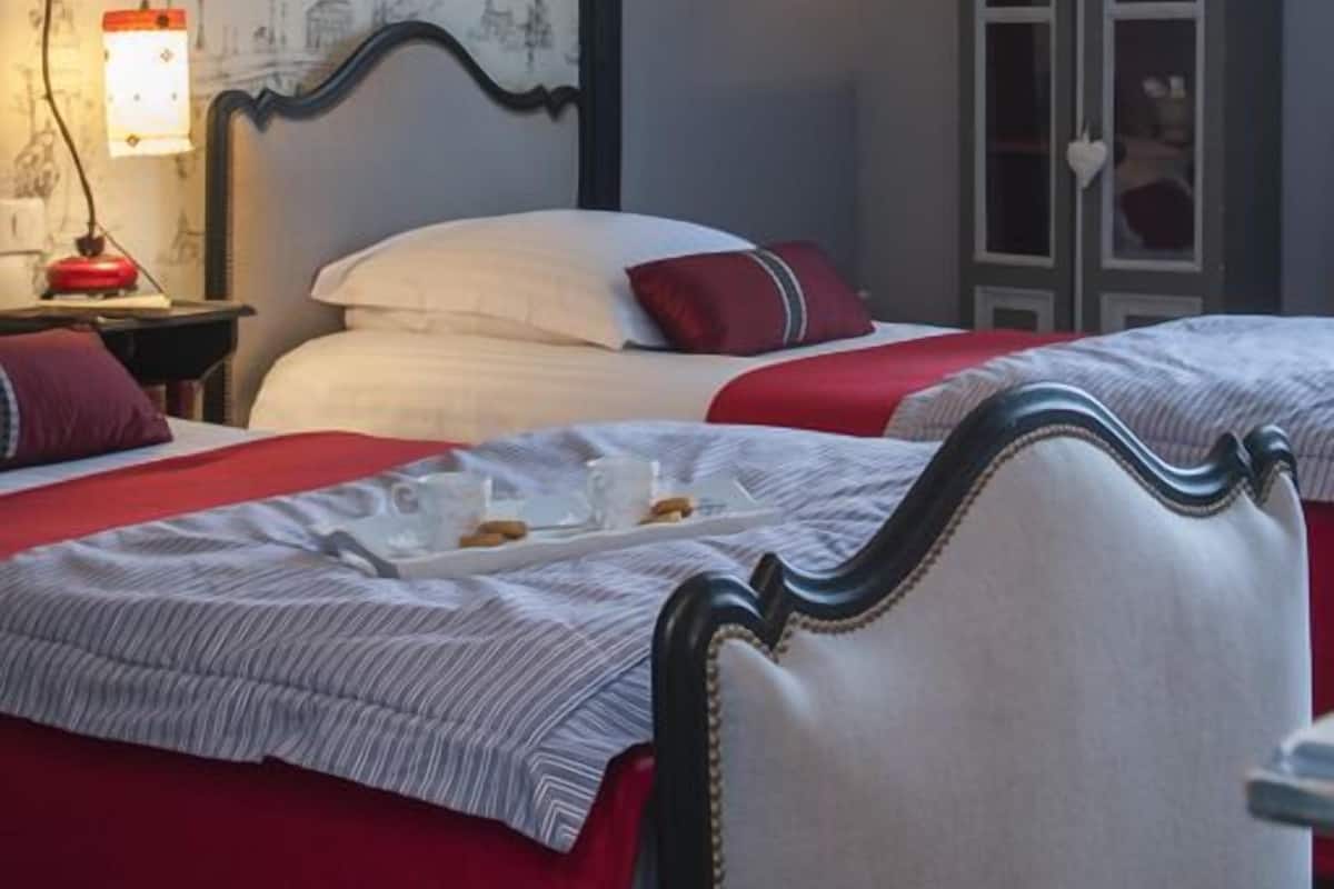 Twin kamer (Lutèce) | Luxe beddengoed, een bureau, verduisterende gordijnen