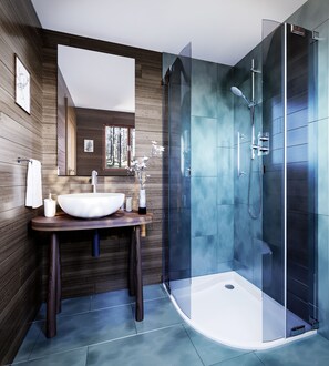 Villa | Bad | Dusj, hårføner, badekåper og tøfler