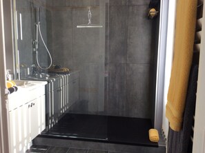 Douche, articles de toilette (gratuits), séchoir à cheveux, peignoirs
