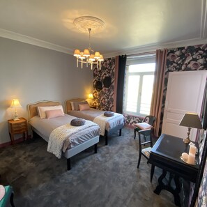 Deluxe Double Room (La spacieuse) | Premium bedding, individually decorated, individually furnished, desk - Les Lamartine (Le Mans)