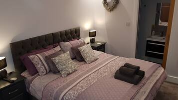 Deluxe Double or Twin Room, Ensuite | Premium bedding, individually furnished, desk, laptop workspace