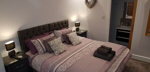 Deluxe Double or Twin Room, Ensuite | Premium bedding, individually furnished, desk, laptop workspace - Saracens House Bed & Breakfast (Poulton-le-Fylde)