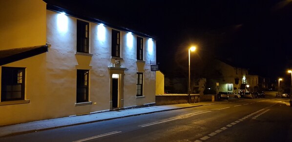 Front of property - evening/night - Saracens House Bed & Breakfast (Poulton-le-Fylde)