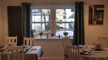 فطور إنجليزي مجانًا يوميًا