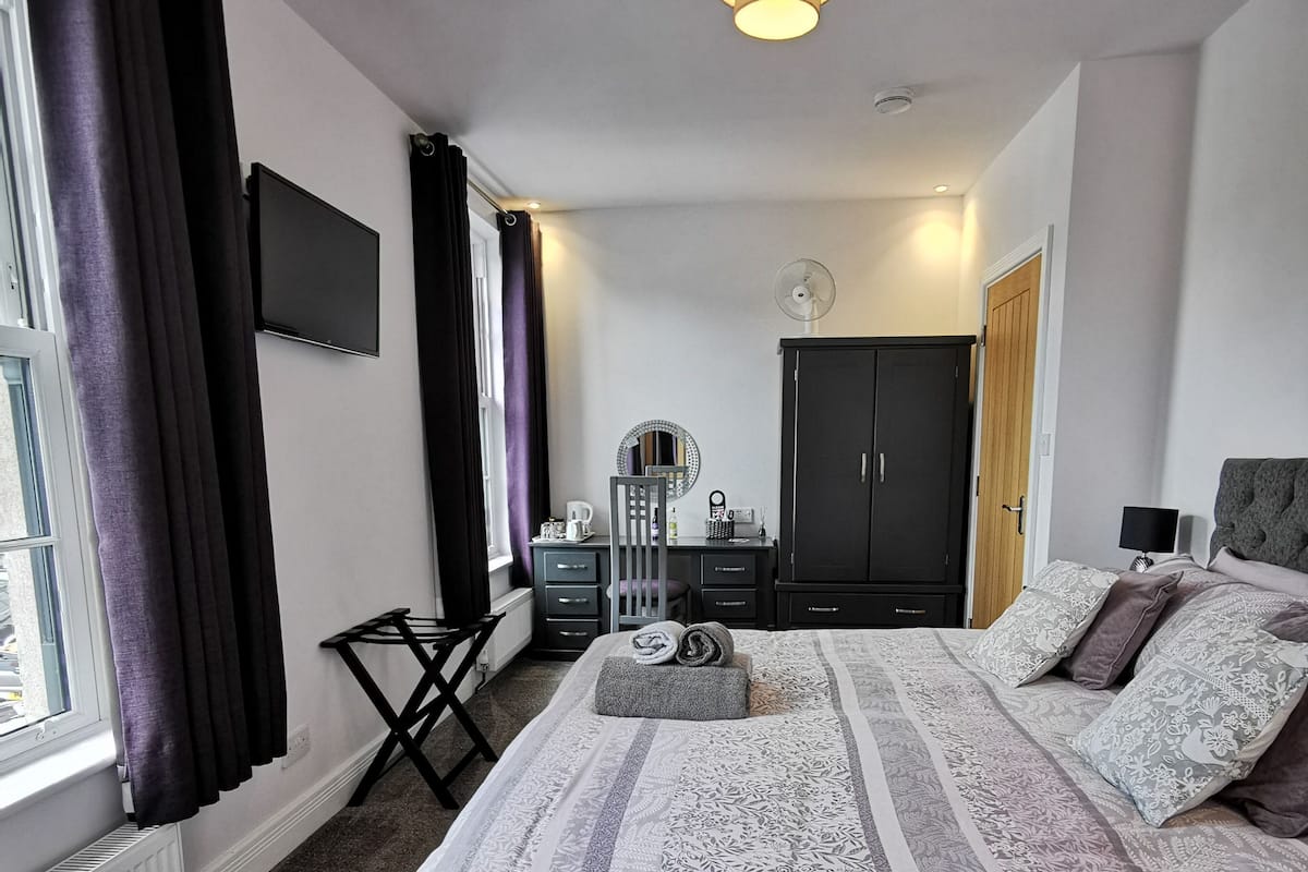 Ropa de cama de alta calidad, muebles diferentes y escritorio