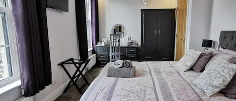 Quarto casal ou duplo luxo, suíte | Roupas de cama premium, individualmente mobiliados, escrivaninha