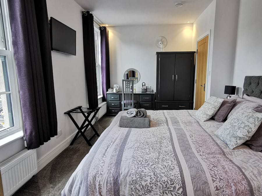 Deluxe kamer, 1 twee- of 2 eenpersoonsbedden, en-suite badkamer | Luxe beddengoed, individueel gemeubileerd, een bureau