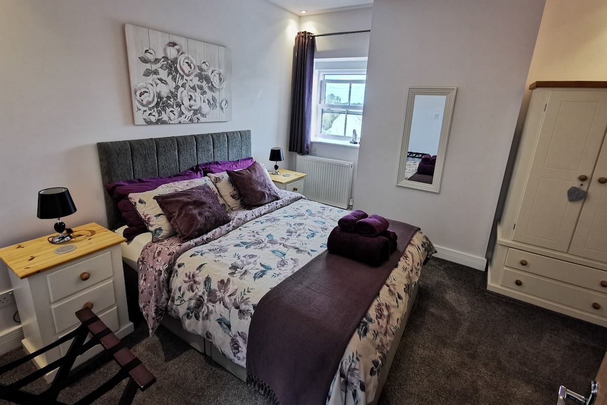 Comfort Double Room, 1 King Bed, Ensuite | Premium bedding, desk, laptop workspace, soundproofing
