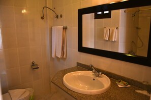 Shower, free toiletries, towels - Coral Garden Beach Resort (El Quseir)