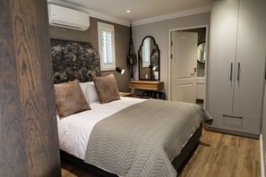 Luxury Studio | Premium bedding, minibar, in-room safe, desk - Cape Village Lodge (Cape Town)