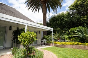 Deluxe Double Room | Premium bedding, minibar, in-room safe, desk - Cape Village Lodge (Cape Town)