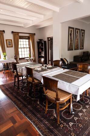 Daily continental breakfast for a fee - Cape Village Lodge (Cape Town)