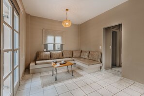 Apartamento superior | Zona de estar | Una televisión, Netflix, un ordenador, libros