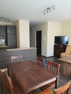 Appartement classique, 2 chambres, cuisinette, vue sur la ville | Aire de séjour | Téléviseur à écran plat