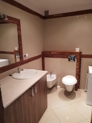 Business-Apartment, 2 Schlafzimmer, Kochnische, Blick auf den Innenhof | Badezimmer