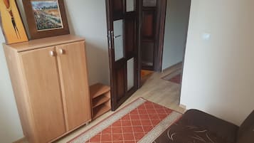 Iron/ironing board, free WiFi, bed sheets