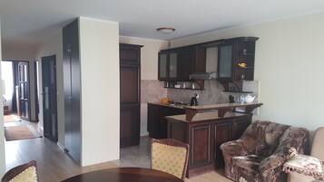 Căn hộ Economy, 2 phòng ngủ, bếp nhỏ, quang cảnh sân vườn | Bếp nhỏ riêng | Tủ lạnh, lò vi sóng, lò nướng, bếp nấu