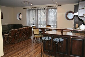 Business-Apartment, 2 Schlafzimmer, Kochnische, Blick auf den Innenhof | Wohnzimmer