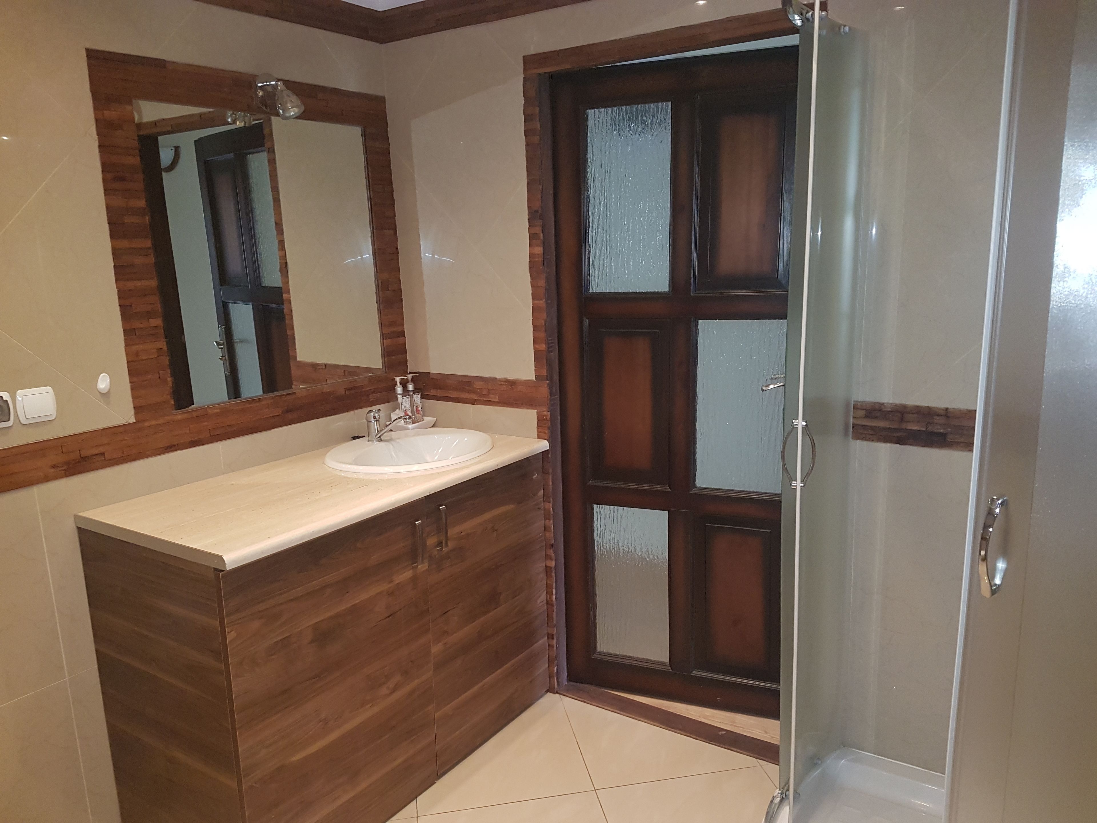 Een douche, een haardroger, een bidet, handdoeken