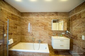 Appartamento, 1 camera da letto, non fumatori (Apartment 1) | Bagno | Doccia, asciugamani
