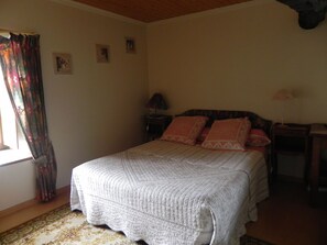 Habitación doble Confort | Camas extra, wifi gratis y ropa de cama