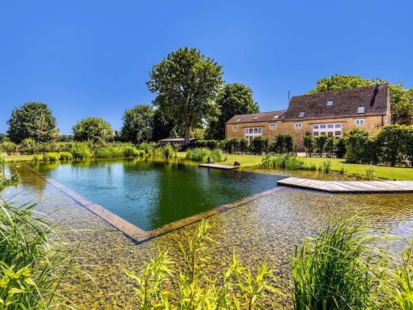 Property grounds - Turley Farm Barns (Witney)