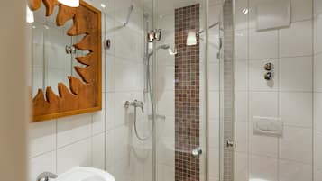 Chambre Simple Standard, vue montagne | Salle de bain | Douche, sĂšche-cheveux, peignoirs, chaussons