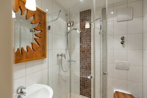 Standard Single Room, Mountain View | Bathroom | Shower, hair dryer, bathrobes, slippers - Das Schönanger (Grainau)