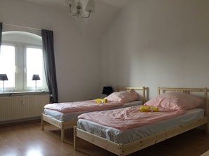 Quarto casal ou duplo clássico, 2 camas de solteiro, vista para a cidade | Frigobar, escrivaninha, cortinas blackout, ferros/tábuas de passar roupa