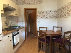 Quarto casal ou duplo clássico, 2 camas de solteiro, vista para a cidade | Cozinha privada | Geladeira, micro-ondas, cooktop, cafeteira/chaleira