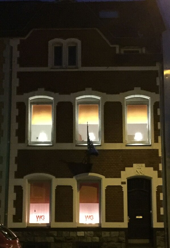 Fachada da propriedade à noite