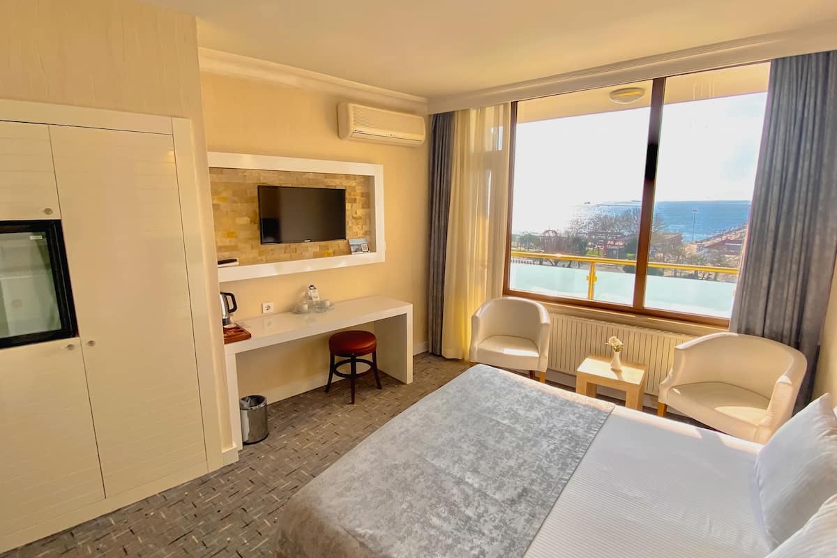 suite room sea view | premium bedding, minibar, desk, laptop workspace