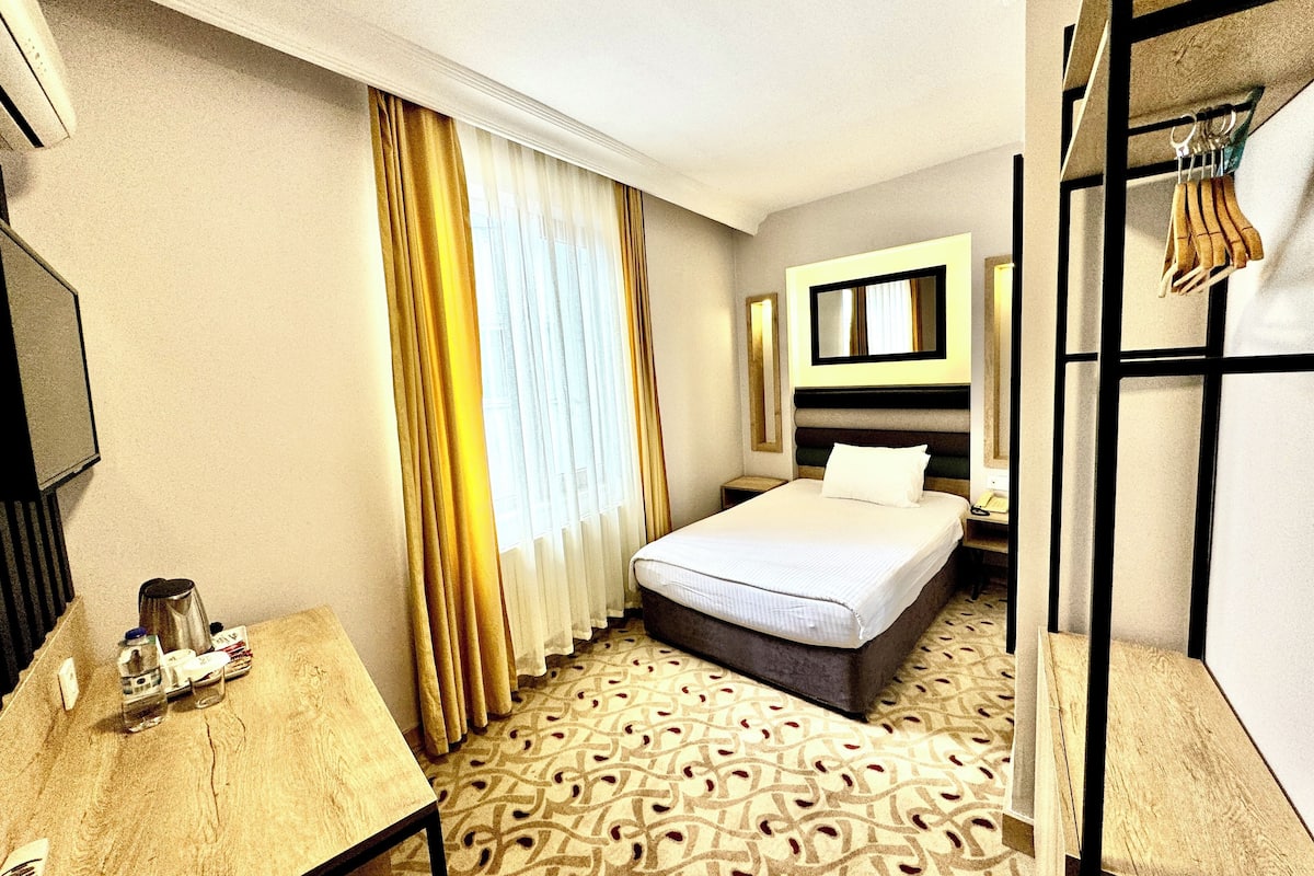 economy room | premium bedding, minibar, desk, laptop workspace