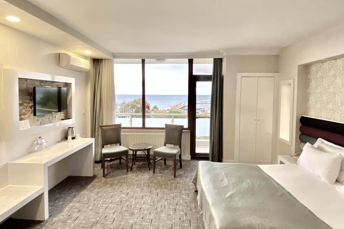 family room | premium bedding, minibar, desk, laptop workspace