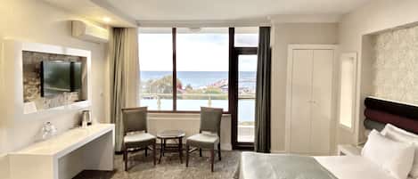 Familiekamer | Luxe beddengoed, een minibar, een bureau, een laptopwerkplek