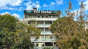 Un hotel de varios pisos con un letrero que dice "YAT Hotel" y "TEKIRDAĞ".
