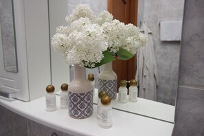 Junior Suite | Bathroom | Free toiletries - Usadba Pleshanova (Rostov)