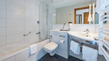 Minibar (mit einigen kostenlosen Artikeln), Zimmersafe, Schreibtisch